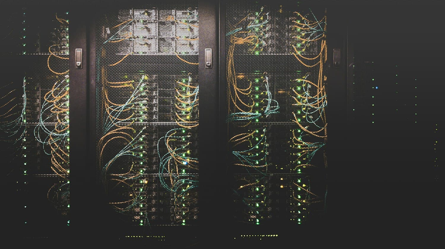 Cableado y equipos dentro de un centro de datos